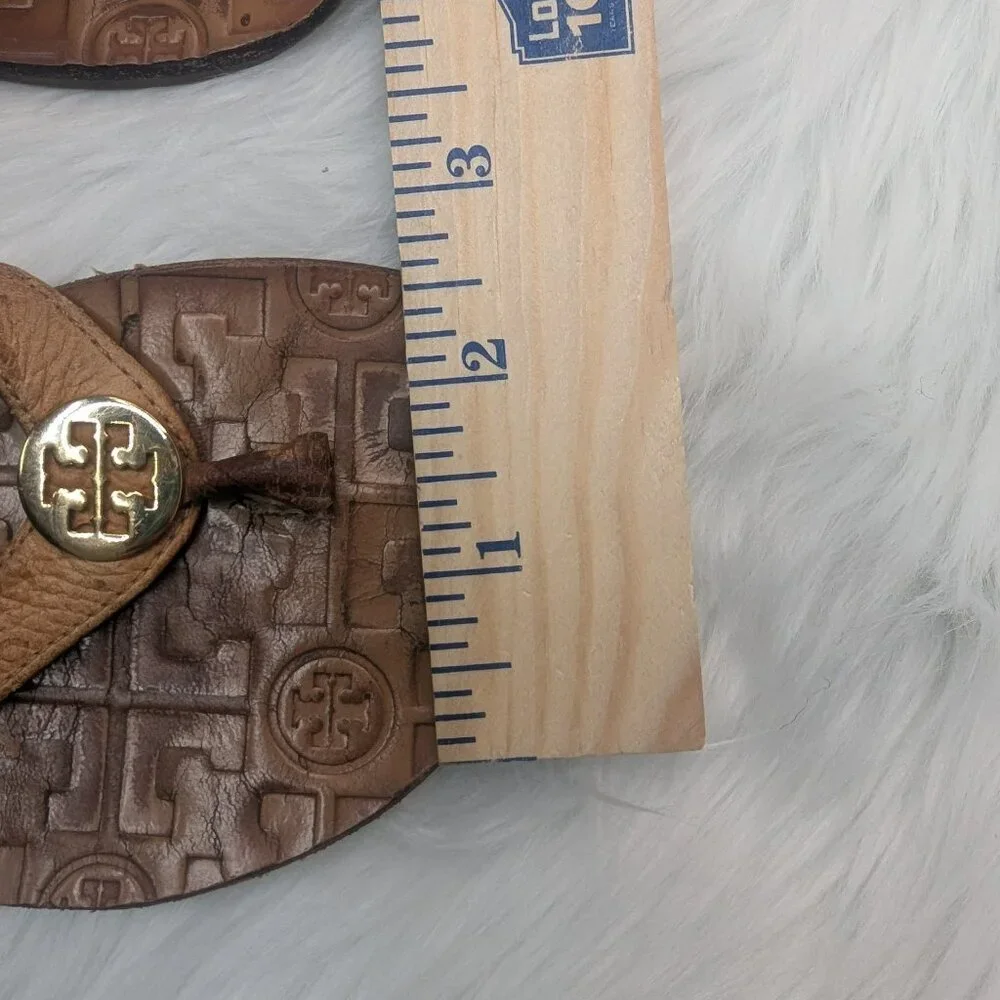 Tory Burch Thora Royal Tan Gold Tumbled Leather Thong Sandals Metal Logo Size 7